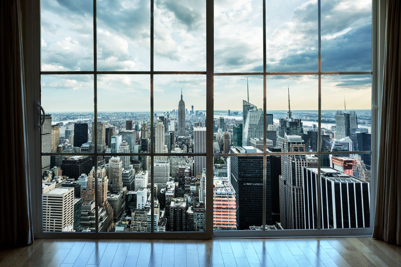 从高层窗户可以看到曼哈顿纽约市的天际线建筑-美丽的昂贵的房地产可以俯瞰帝国大厦和豪华的顶层公寓城市景观中的摩天大楼