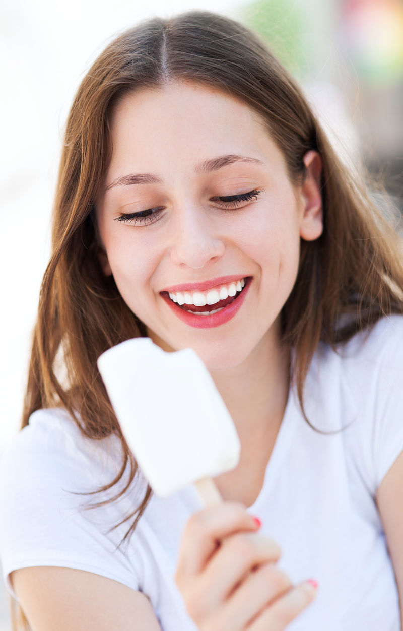 吃冰淇淋的年轻女人
