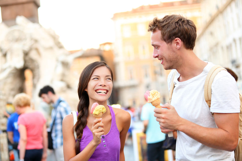 冰淇淋-在罗马吃冰淇淋的夫妇