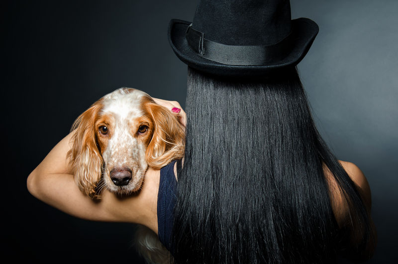 一个女人肩膀上一只狗品种的俄罗斯猎犬的肖像