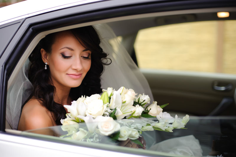 车窗里一位害羞的新娘的特写照