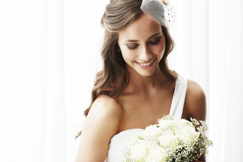 身着婚纱手持花束的年轻新娘-摄影棚拍摄