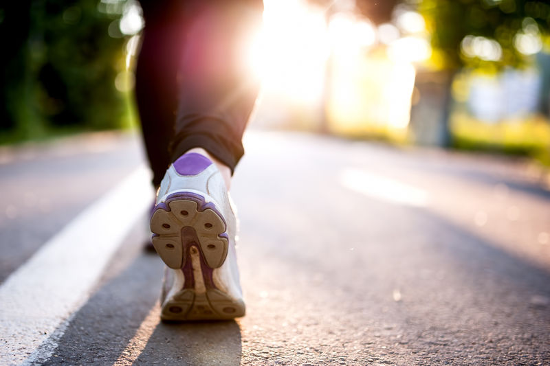 在公园里跑步时运动员鞋的特写镜头健身理念