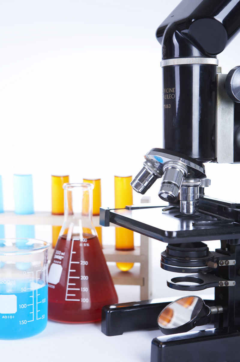 带试剂的显微镜和其他实验室玻璃器皿