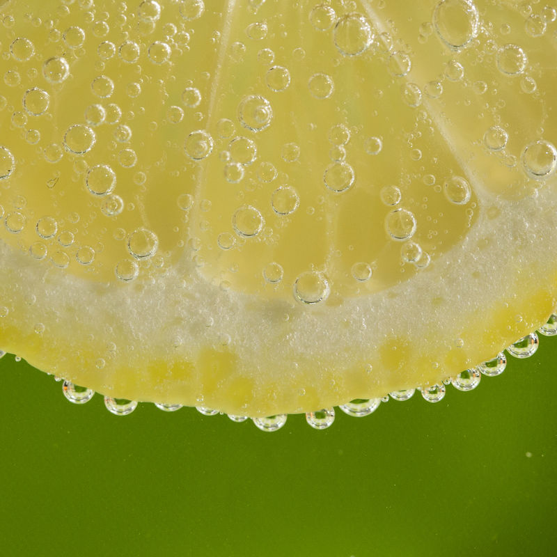 漂亮的新鲜柠檬片-泡在水里