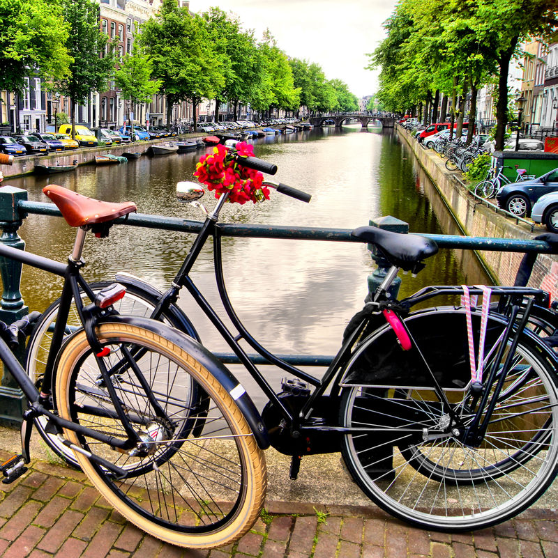 荷兰阿姆斯特丹运河沿线的自行车
