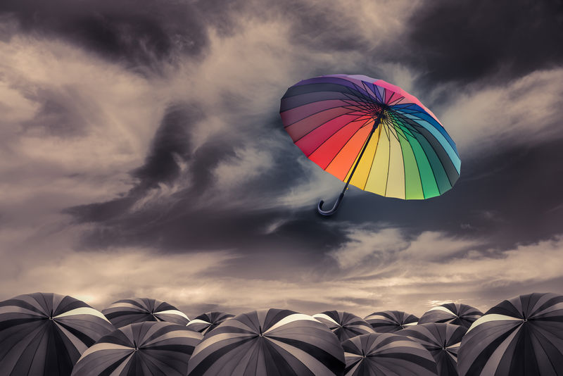 彩虹伞飞出大量的黑色伞