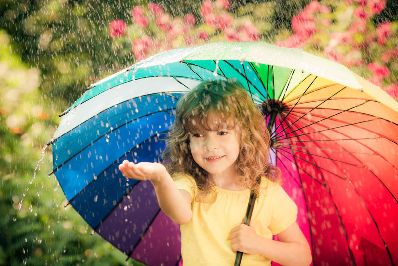 雨中的快乐孩子-在春天公园玩的有趣小孩
