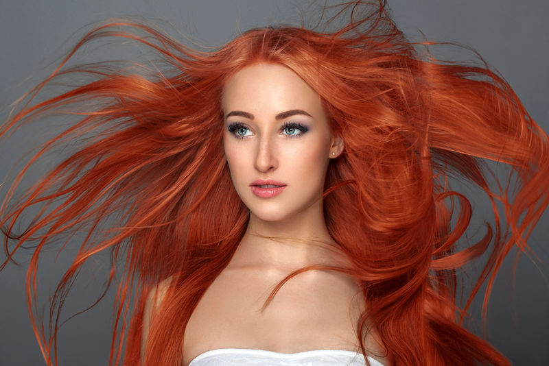 美丽的橙色女人-飘动的头发-美丽的女孩-卷发飘扬-美容美发产品的概念