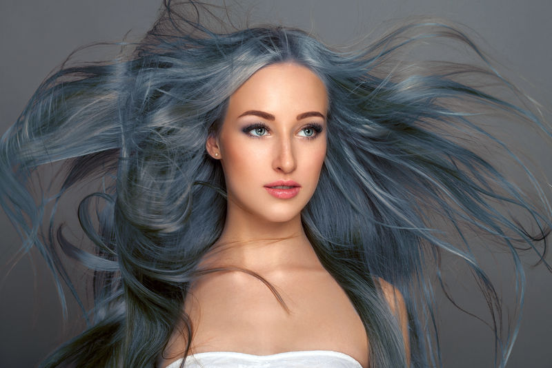 美丽的蓝头发女人-美丽的女孩-卷发飘扬-美容美发产品的概念