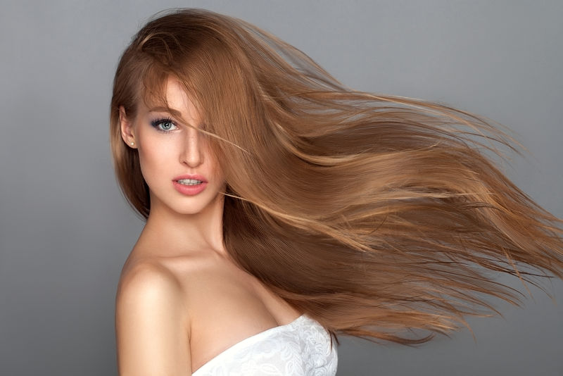 头发飘动的金发美女-美丽的女孩-卷发飘扬-美容美发产品的概念