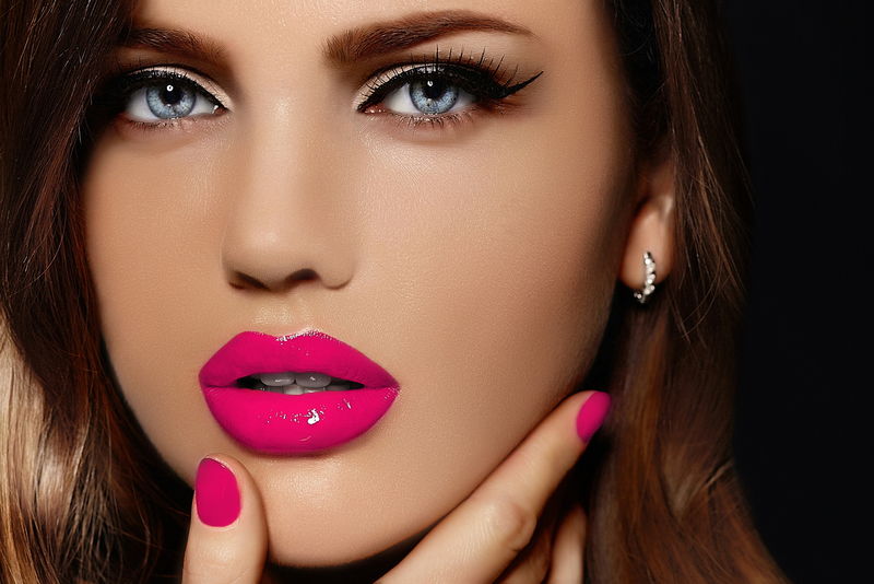 漂亮时尚性感迷人的高加索年轻女性模特-妆容鲜艳-粉红色嘴唇-完美洁净肌肤