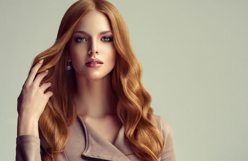 红头发的女孩-头发长而亮-美丽的卷曲发型模特女人
