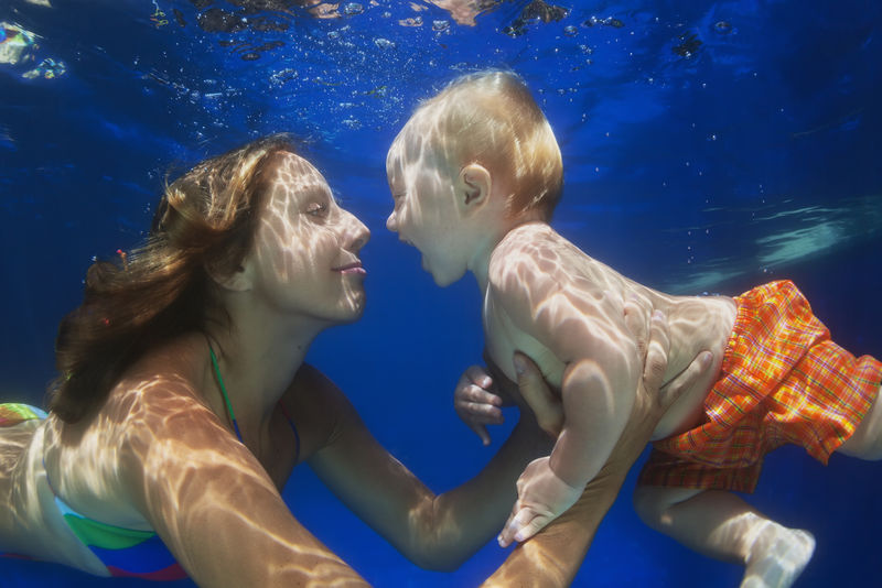 潜水积极母亲游泳池游泳的儿童肖像健康生活方式积极的家长和人们在夏季家庭带孩子的水上运动活动