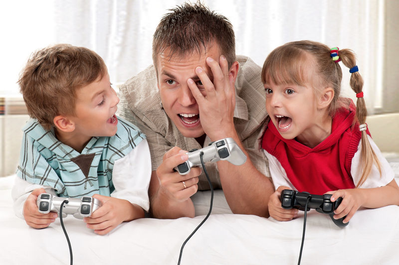 快乐家庭-父亲和孩子玩电子游戏