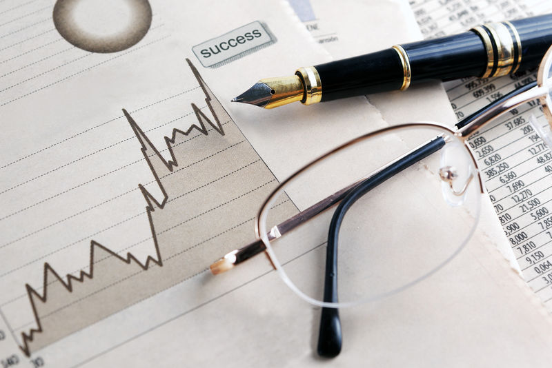 财政和经济基金：统计图表和眼镜