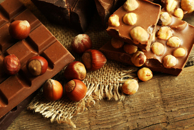 静物与巧克力的坚果在木桌上-特写