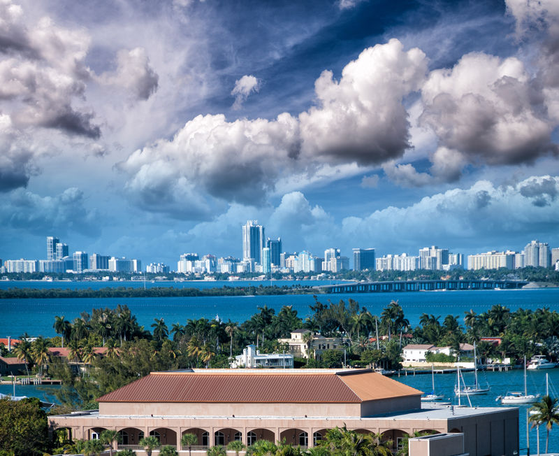 美国佛罗里达州日落时分的迈阿密天际线