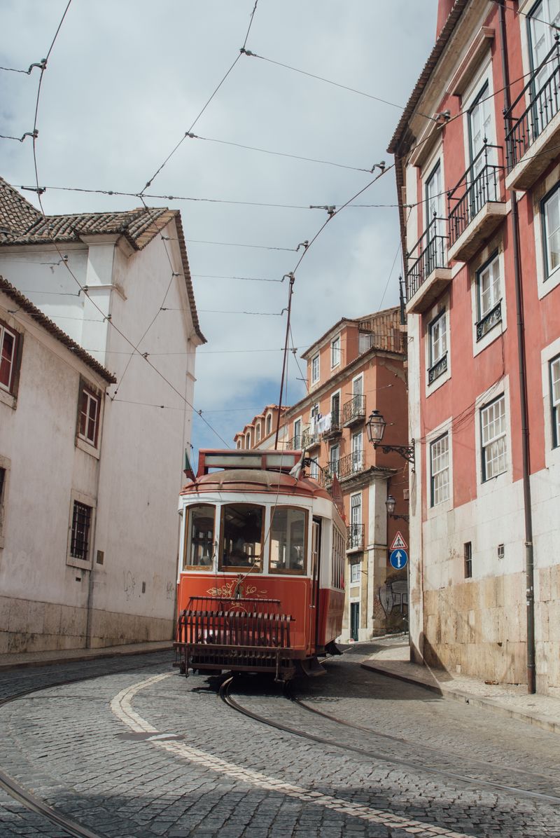 葡萄牙里斯本市阿尔法马区街道上的28号历史电车