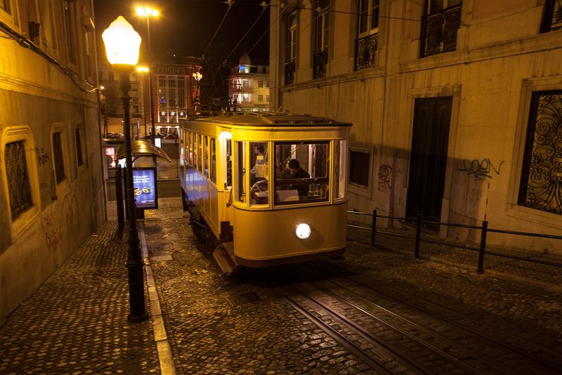 比卡缆车的夜景-在葡萄牙首都里斯本的老城区