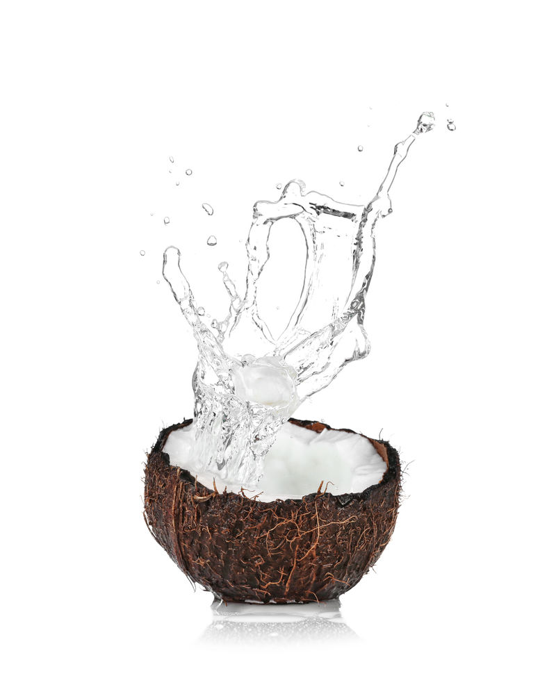 碎裂的椰子，白底泼水