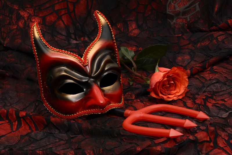 金色的威尼斯球面具在夜色中的波基灯前-化装舞会或节日庆典概念-威尼斯狂欢节装饰面具-男女狂欢节面具-化装舞会