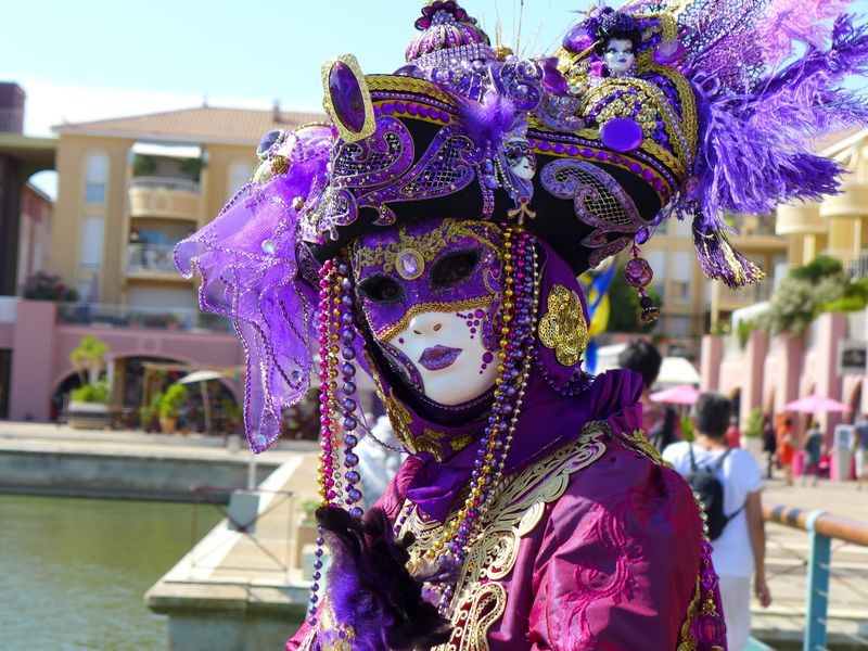 2011年2月27日-意大利威尼斯：2011年-身着嘉年华服装的女子在威尼斯嘉年华上摆造型-威尼斯是世界上庆祝狂欢节的最佳场所之一
