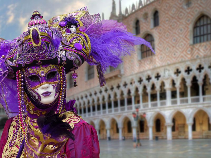意大利-威尼斯-2019年3月2日-狂欢节-戴面具的人们在圣马可广场-在城市的街道和运河里四处走动-为摄影师和游客摆姿势-穿着美丽多彩的衣服