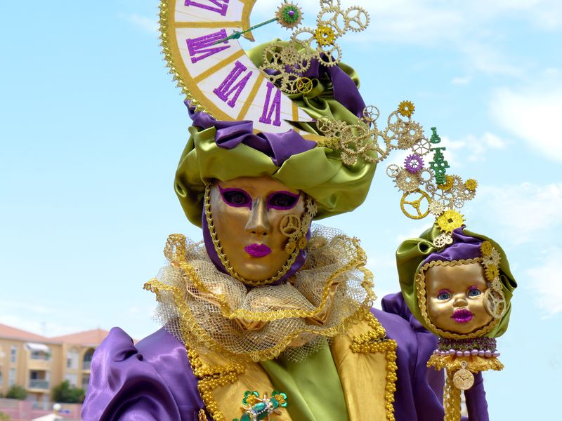 意大利-威尼斯-2019年3月2日-嘉年华-戴着漂亮面具的人们在圣马可广场周围-在城市的街道和运河里-穿着五颜六色的衣服-摆姿势迎接摄影师和游客