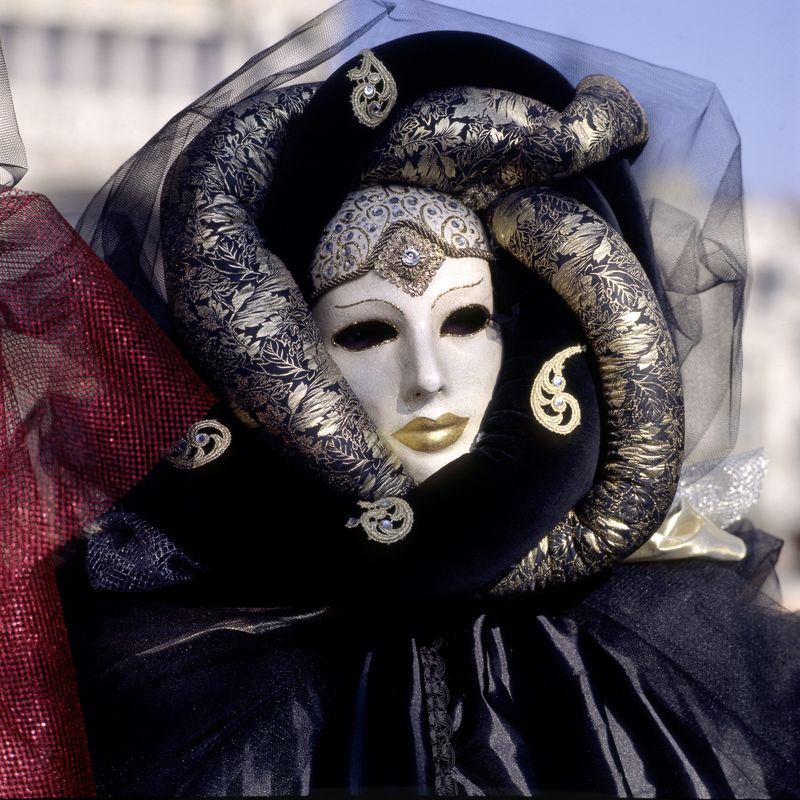 意大利威尼斯——2018年2月5日——2018年狂欢节的面具-威尼斯嘉年华是在意大利威尼斯举行的一年一度的节日-这个节日以其精心制作的面具而闻名于世
