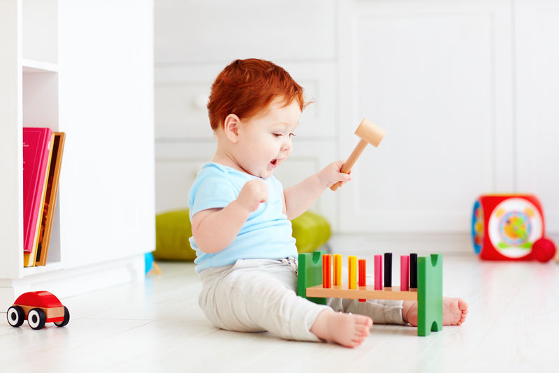 可爱的婴儿玩木锤块玩具
