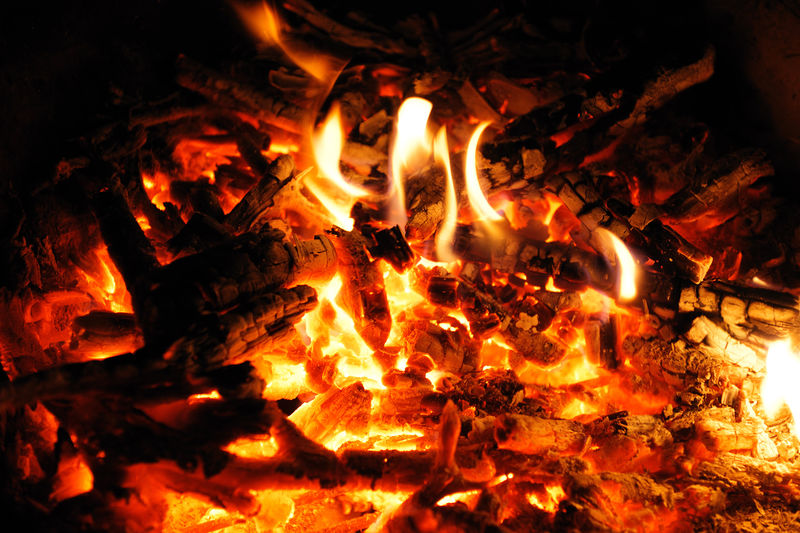 木柴灰和火焰