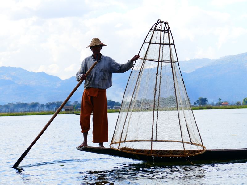 缅甸伊勒湖-2016年12月：伊勒湖当地渔民值班