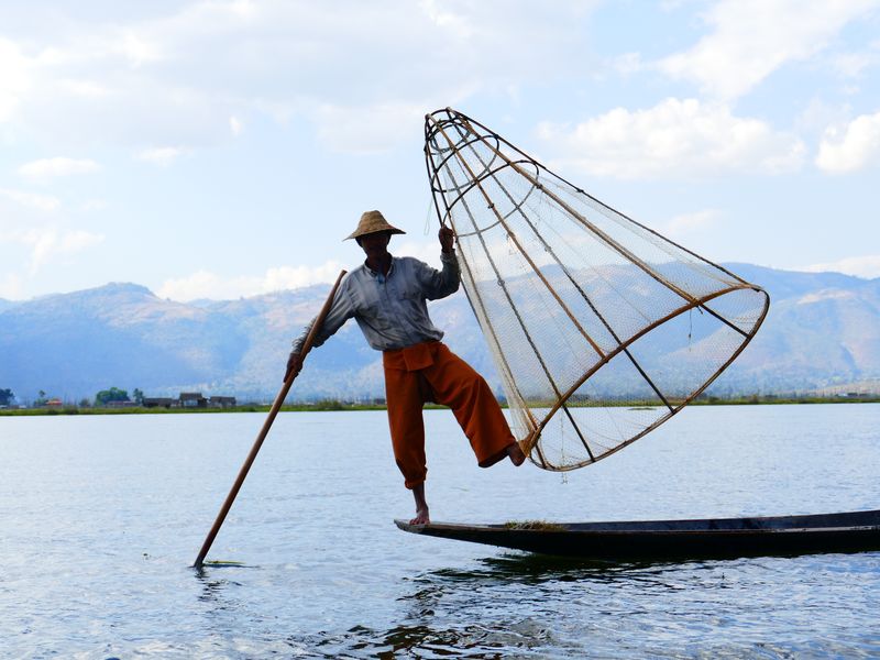 缅甸伊莱湖日落时的渔夫