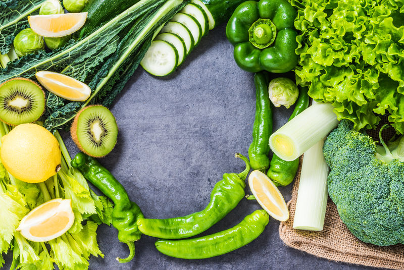 蔬菜绿色和水果成分为冰沙排毒，顶视图与复印空间。