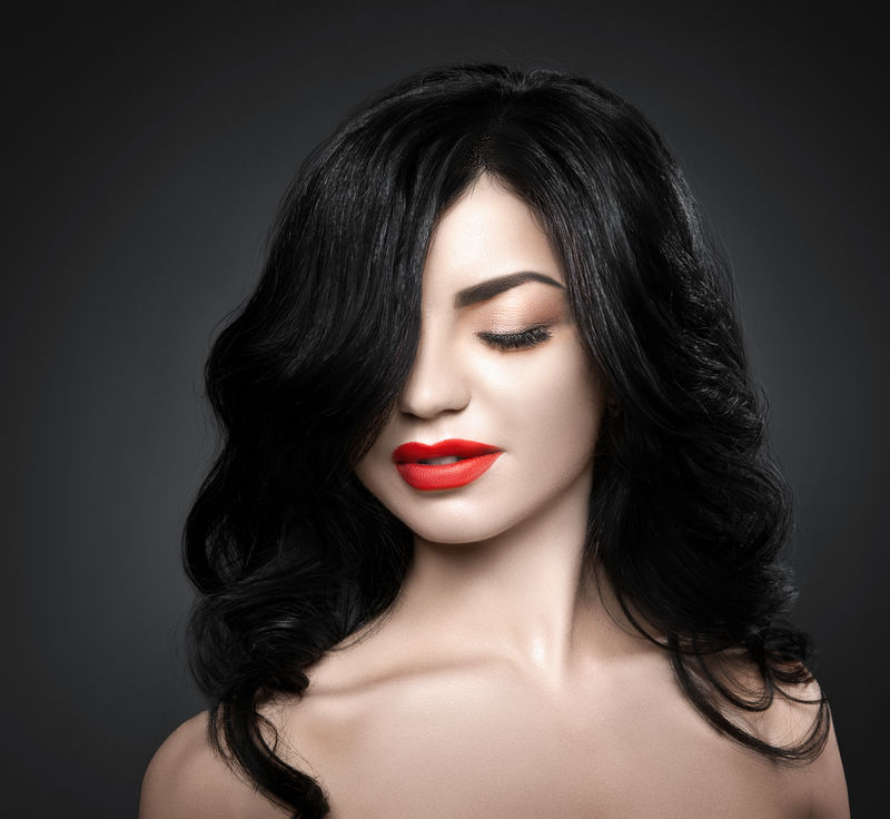 美丽的黑发女子，留着短发和性感的红唇。