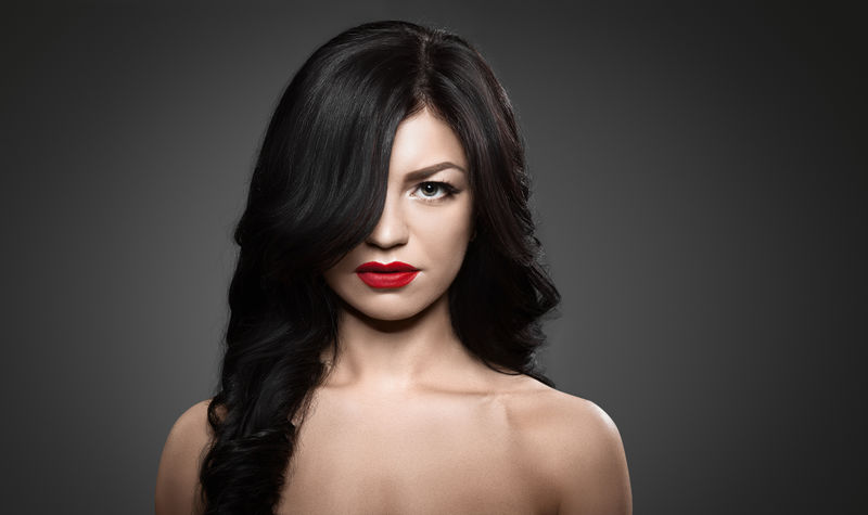 美丽的黑发女子，留着短发和性感的红唇。
