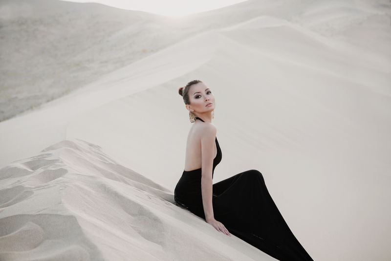 沙漠沙丘上美丽性感的亚洲女模特