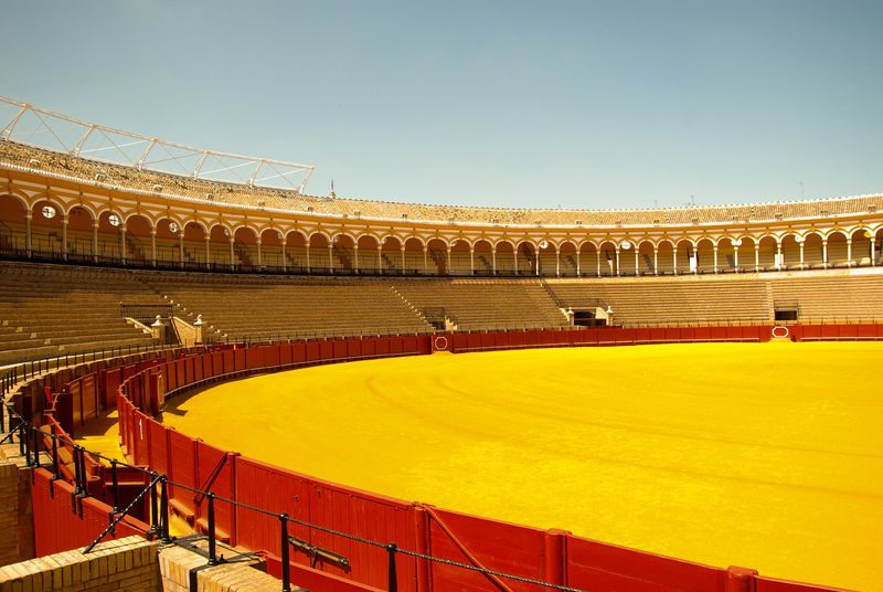塞维利亚-西班牙-2014年8月28日：名为Plaza de Toros de la Real Maestranza de Caballeria de Sevilla的空旷斗牛场