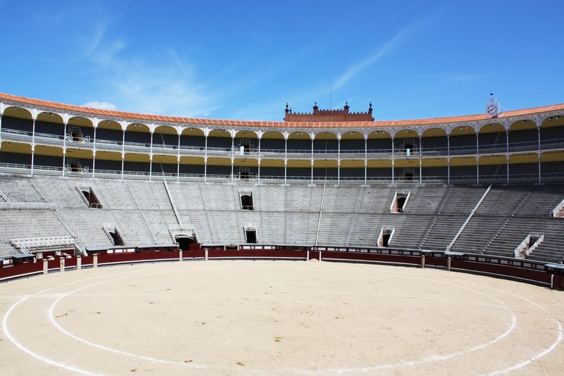 马德里-西班牙-2012年2月20日：体育场内部和拉斯文塔斯斗牛场看台的局部视图