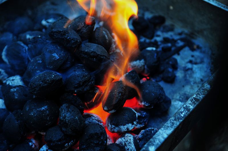 准备烧烤用的红热炭-特写镜头