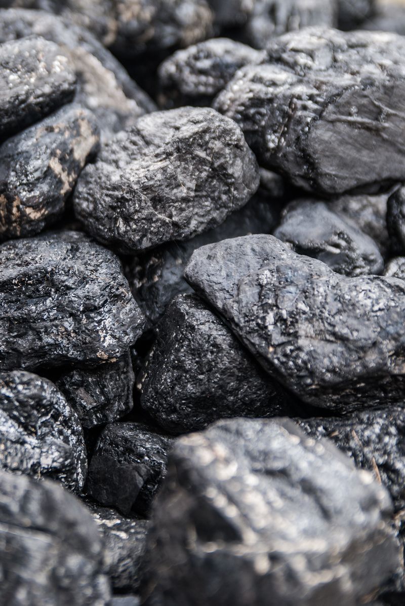 全黑天然煤在阳光和反射下的表面看起来像背景