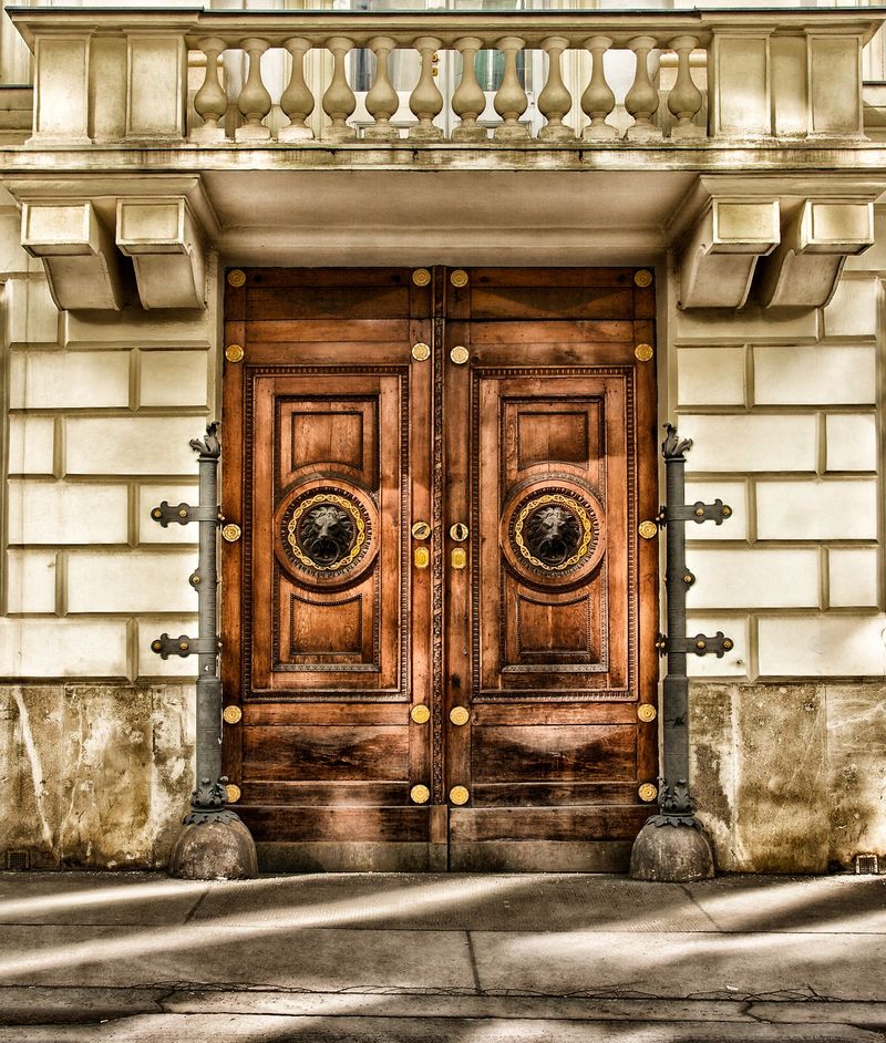古色古香的入口木门和金属门栓旋钮以及复古的铁门门环