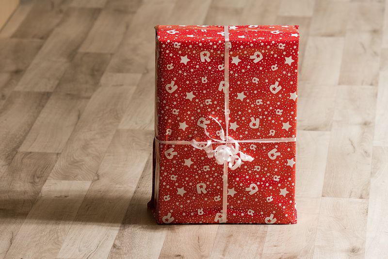 圣诞、新年、生日或情人节礼物的木制背景带蝴蝶结的礼品盒俯视图-贺卡假日概念