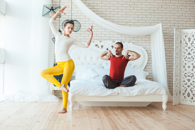 一对运动健康的已婚夫妇正在练习瑜伽。
