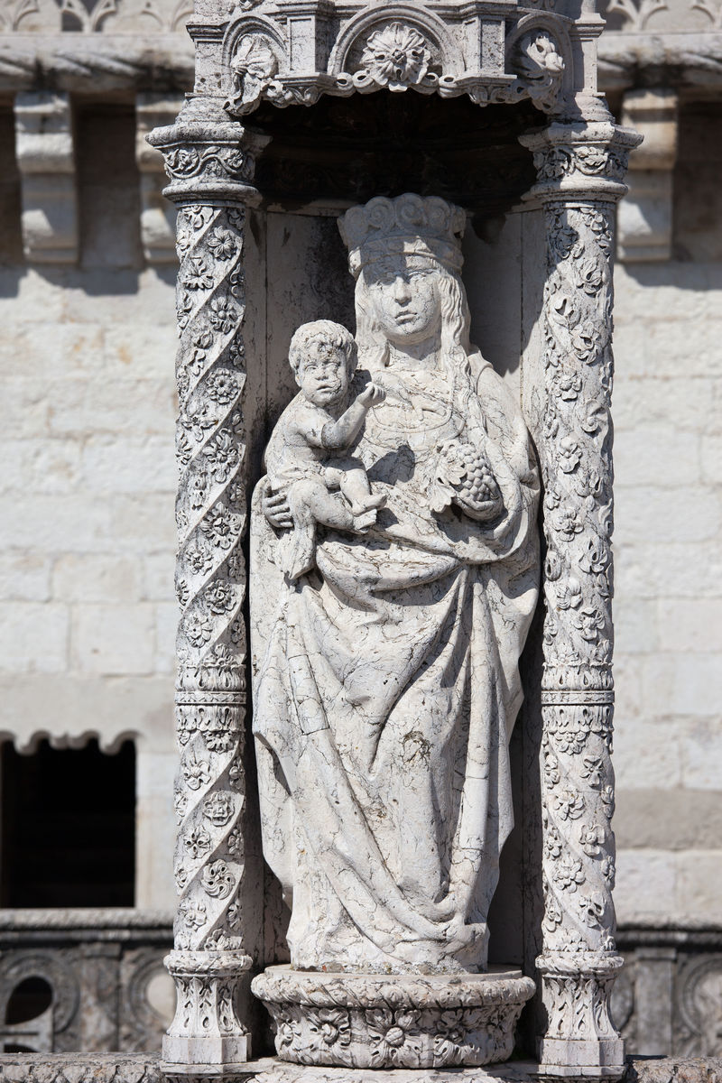 葡萄牙贝伦塔圣玛丽和孩子雕像