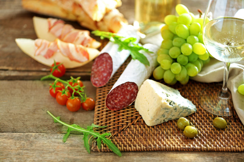 静谧的生活中有各种各样的意大利食物和葡萄酒