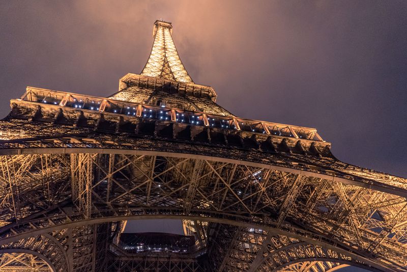 以其完美的外形捕捉著名的埃菲尔铁塔-这幅图像展示了这座神奇建筑最复杂的细节-象征着巴黎城
