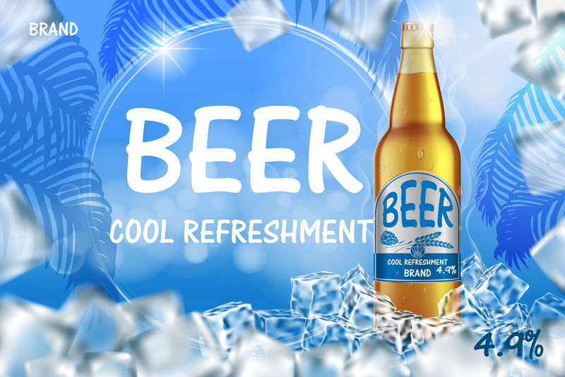 用溅水制作冰啤酒广告。逼真的玻璃啤酒瓶，带有冰块，背景为亮蓝色。矢量三维图解