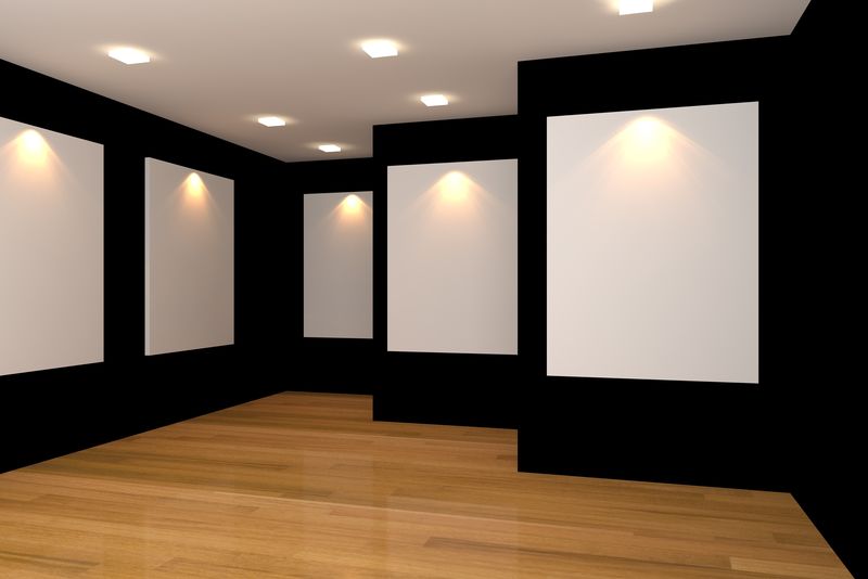 在画廊的黑墙上有白色画布的空房间内部